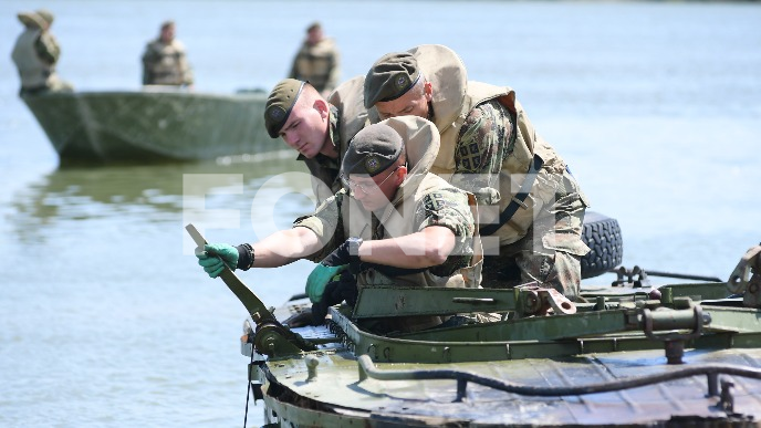 Sklonjen pontonski most