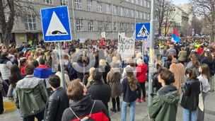 Sutra okupljanje ispred škole