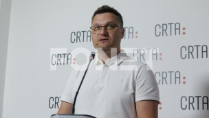 Grupe momaka s kapuljačama