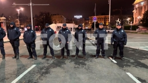 Policajci čuvaju šatore i park