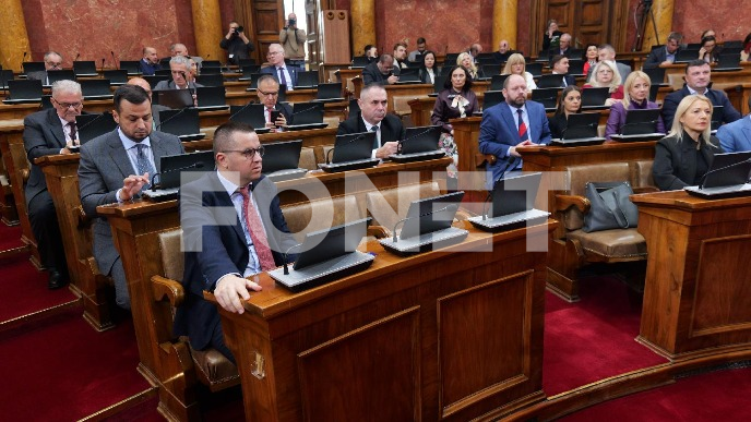 NOVAČNE KAZNE ZA POSLANIKE