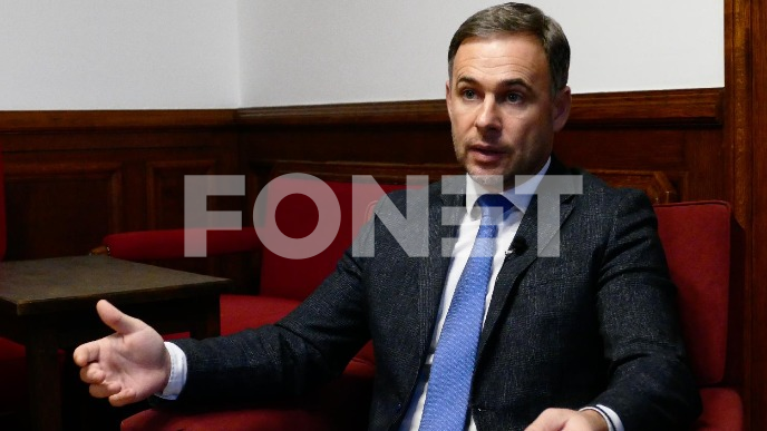 Crna rupa na  persijskom tepihu