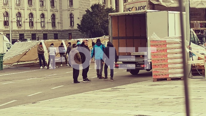 Nove tende ispred skupštine