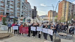 Skup ispred spomenika Knezu