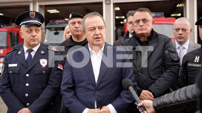 Ko je tukao decu na protestu?