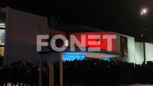 Policija razdvaja dve grupe