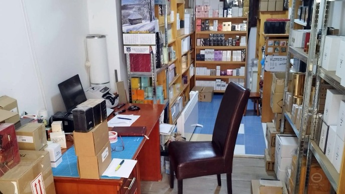 Zaplenjeno 800 parfema