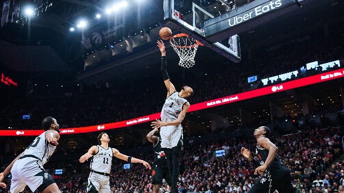 San Antonio - Toronto 110:107