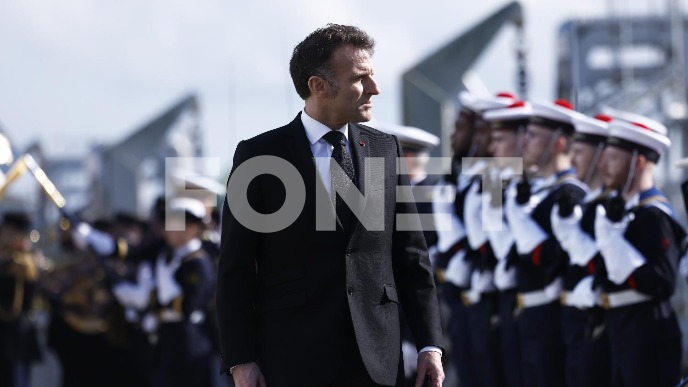 Makron šalje nosačaviona 