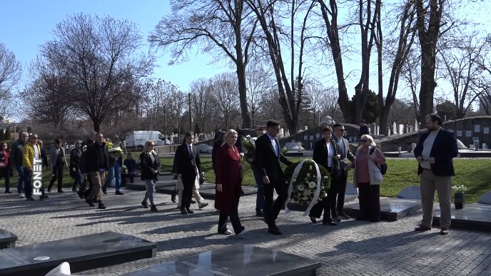 Odavanje počasti na groblju
