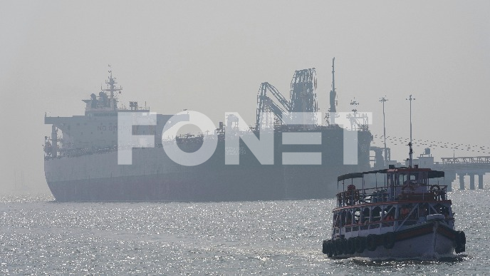 Neki brodovi prolaze kroz moreuz