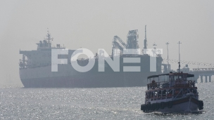 Neki brodovi prolaze kroz moreuz