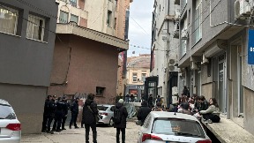 Skup ispred zgrade Suda