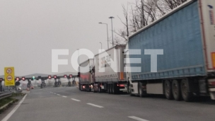 Kamioni satima na granici