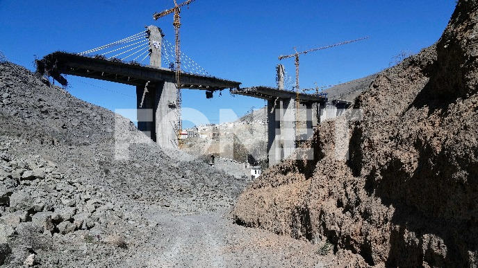 Iran gađa Ormuz i rafinerije