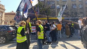 Blokada ispred policije