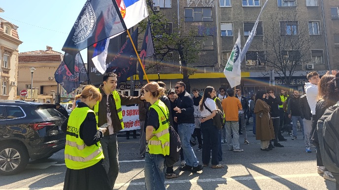 Blokada ispred policije
