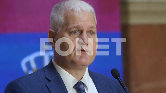 Jedan front, tri kolone 