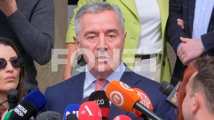 Parapolitička crkva