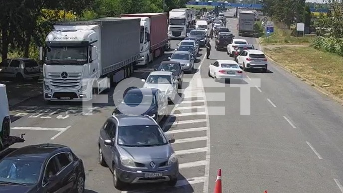 Kamioni čekaju tri sata 