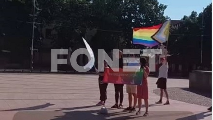 Policija između dve grupe