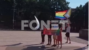 Policija između dve grupe