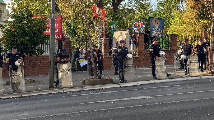 Protivnici Prajda kod crkve