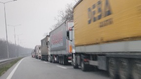 Kamioni čekaju sedam sati