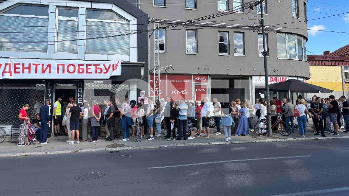 Strpljivi u redu za studente