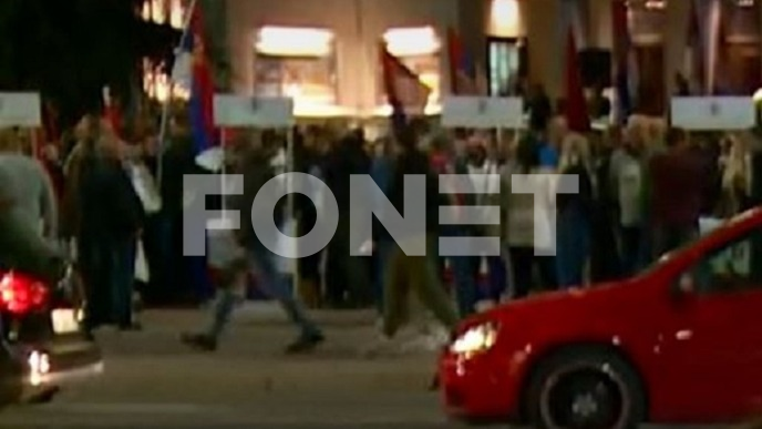 Pristalice SNS kod pozorišta 