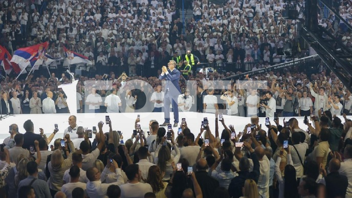 Pred Arenom oko 6.000 ljudi