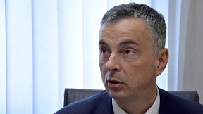 Ne delovati van institucija