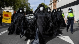 Maskirani ulicama Londona