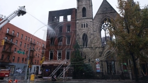Menhetn: Izgorela crkva