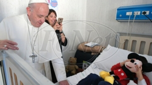 Papa posetio ukrajinsku decu