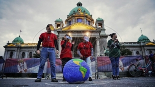 Aktivisti šutirali planetu